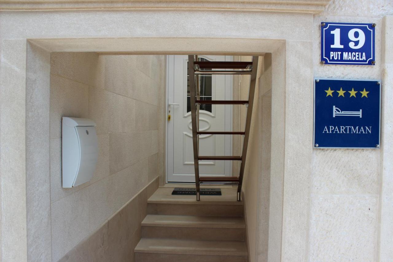 The View Apartment Pucisca Exterior photo
